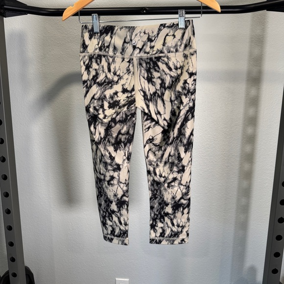 Lululemon Wunder Under Crop Full On Luxtreme Marble Design Size 4 - Picture 5 of 6